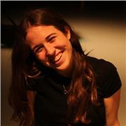 Estudiante universitaria da clases para alumnos de primaria y ESO